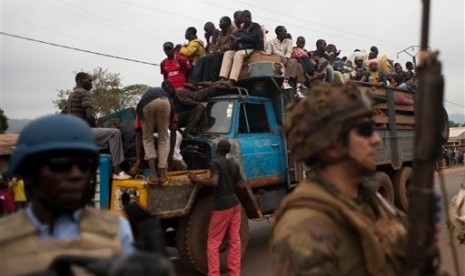 French soldiers protect a truck of fleeing Muslims after it broke down and was surrounded by hundreds of hostile Christian residents, including several anti-balaka militiamen, in the Gobongo neighborhood of Bangui, Central African Republic. 