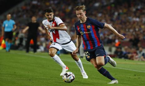  Frenkie de Jong dari Barcelona, kanan dikejar oleh Rayo Oscar Valentin saat pertandingan sepak bola La Liga Spanyol antara Barcelona dan Rayo Vallecano di stadion Camp Nou di Barcelona, ??Spanyol, Sabtu, 13 Agustus 2022. 