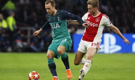 Frenkie De Jong (kanan).