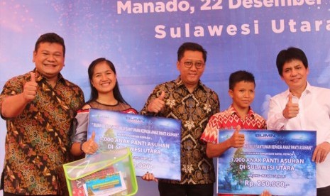 Frilliany Watulinas (kedua dari kiri) sebagai perwakilan dari 1000 anak yatim piatu memberikan kesan dan pesan setelah diberikan bantuan oleh Dirut Pupuk Indonesia (persero) Aas Asikin Idat (paling kanan), Plt. Dirut Angkasa Pura 1 Wendo Asrul Rose (paling kiri) yang disaksikan oleh Deputi Bidang Usaha Industri Agro dan Farmasi Wahyu Kuncoro (tengah). Kegiatan yang bertema “BUMN Berbagi melalui Pemberian Santunan kepada Anak Panti Asuhan” bantuan ini diberikan di Kawasan Bandara Sam Ratulangi, Manado (22 Desember 2017)