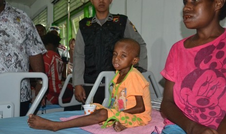 Friskila Berpit (5 tahun) seorang anak yang tengah menderita malanutrisi ditunggui ibunya, Yolanda Berkit di RSUD Agats, Kabupaten Asmat, Kamis (25/1). Friskila adalah satu dari sekian banyak anak Asmat yang terjangkit wabah itu belakangan.