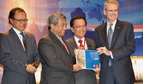 From left, ASEAN Deputy Secretary Dato Misran Karmain, Indonesian Minister of Education M Nuh, Brunei Minister of Education Abu Bakar Apong, and US Ambassador for ASEAN David L. Carden hold the ASEAN Curriculum Sourcebook during the launch of ASEAN Curricu