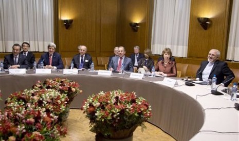 From left, Chinese Foreign Minister Wang Yi, US Secretary of State John Kerry, French Foreign Minister Laurent Fabius, Russia's Foreign Minister Sergei Lavrov, EU foreign policy chief Catherine Ashton and Iranian Foreign Minister Mohammad Javad Zarif, gath