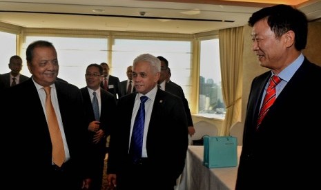 From left to right are Minister of Industry MS Hidayat, Coordinating Minister of Economy Hatta Rajasa, and Vice Chairman Samsung Electronics Kang Ho-moon, during a meeting Seoul, South Korea, on Thursday, September 26.