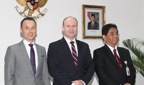 From left to right, David Fricker (Director General of the National Archives of Australia), Greg Moriarty (Australian Ambassador to Indonesia), and Mustari Irawan )Director General of the National Archives of Indonesia) after the signing of Archives MoU Co