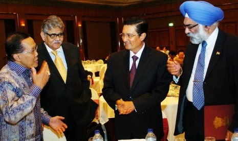 From right to left, Indian ambassador to Indonesia, Gurjit Sigh, Chairman Indonesian Agrobusiness and Agroindustry Community, Fadel Muhammad (second from right), Senior Vice President Indian Chamber of Commerce Kolkata,Sumit Mazumder, and Chairman Jakarta 