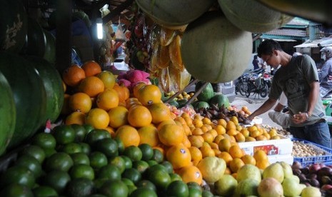 Fruits are on display in a street vendor in Jakarta. BPS records some increases in all agricultural subsectors during May 2013, including horticulture from 108.27 percent to 108.98 percent. (illustration)