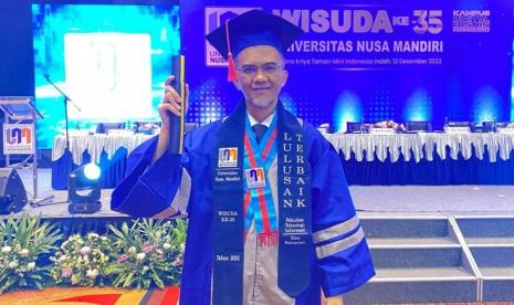 Fuad Muftie, wisudawan terbaik program magister Ilmu Komputer UNM dan pernah menjadi Best Presenter di ICITRI 2023. 