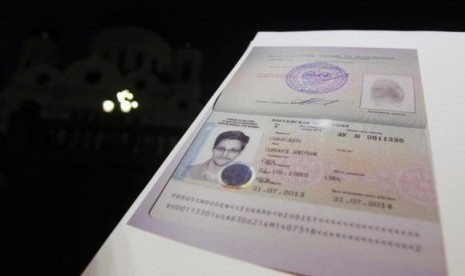 Fugitive former US spy agency contractor Edward Snowden's refugee documents granted by Russia is seen during a news conference in Moscow August 1, 2013.