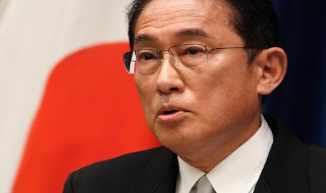 Fumio Kishida, Perdana Menteri Jepang, berbicara dalam konferensi pers di kediaman resmi perdana menteri di Tokyo, Jepang, 04 Oktober 2021.