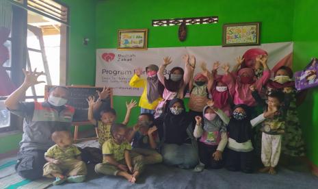 Fun English Class, adalah salah satu kegiatan yang diadakan oleh Rumah Baca Asma Nadia (RBA) kepada anak-anak di Desa Berdaya, mulai dari TK, SD dan SMP