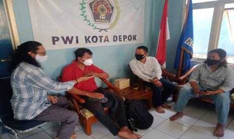 Furkan, wartawan Depoknews (dua dari kiri), melaporkan kekerasan mental yang dialaminya ke para pengurus PWI Kota Depok pada Senin (2/8). Furkan diterima langsung Ketua PWI Kota Depok, Rusdy Nurdiansyah (Wartawan Republika), yang didampingi Wakil Ketua I PWI Kota Depok, Mualana Said (Wartawan Radar Online) dan Wakil Ketua II PWI Kota Depok, Hendrik Raeusiky (Wartawan Elshinta), serta disaksikan Ketua Dewan Pembina PWI Kota Depok, Rido Lingga (Wartawan RRI).