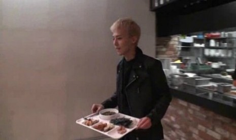 G Dragon makan di cafetaria YG