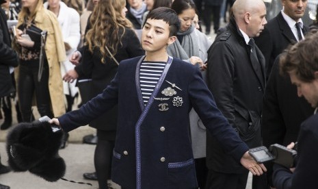 G-Dragon saat menjadi tamu di panggung mode Chanel di Paris.