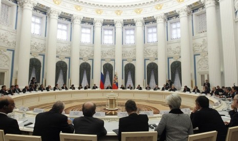 G20 representatives meet with Russian President Vladimir Putin in the Kremlin February 15, 2013. 