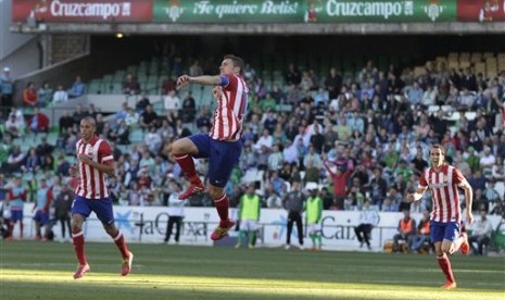   Gabi Fernandez (tengah) merayakan gol yang ia lesakkan ke gawang Real Betis.