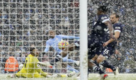 Gabriel Jesus (kiri) dari Manchester City beraksi melawan kiper West Ham Lukasz Fabianski (kiri) selama pertandingan sepak bola Liga Premier Inggris antara Manchester City dan West Ham United di Manchester, Inggris, Ahad (28/11).