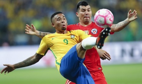 Gabriel Jesus (kiri), pencetak gol Brasil ke gawang Cile.