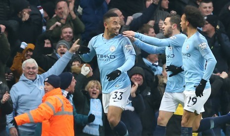 Gabriel Jesus (tengah)