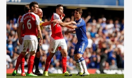 Gabriel (kedua dari kanan) tak terima saat diusir oleh wasit Mike Dean.