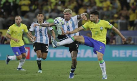 Gabriel Martinelli dari Brasil, kanan, dan Rodrigo De Paul dari Argentina berebut bola saat pertandingan sepak bola kualifikasi Piala Dunia FIFA 2026 di stadion Maracana di Rio de Janeiro, Brasil, Rabu (22/11/2023) pagi WIB.. 