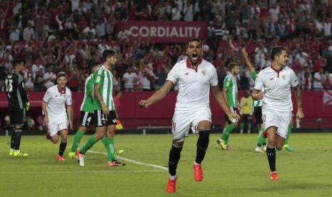 Gabriel Mercado merayakan gol ke gawang Real Betis, Selasa (20/9) malam WIB