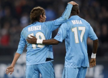 Gabriel Heinze dan Mbia merayakan kemenangan Marseille.