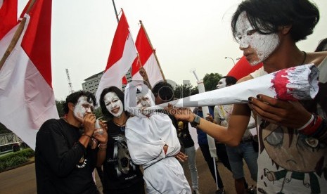  Aksi teatrikal keprihatinan korban narkoba.  (Republika/Adhi Wicaksono)