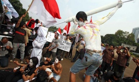  Gabungan aktivis anti narkoba menggelar aksi teatrikal dalam rangka bulan keprihatinan korban narkoba di depan Istana Negara, Jakarta, Jumat (10/5).  (Republika/Adhi Wicaksono)