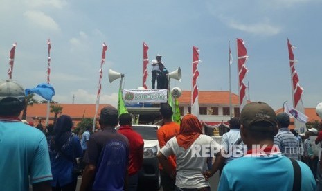 Gabungan buruh se-Jawa Timur melakukan unjuk rasa agar Upah Minimum Provinsi (UMP) Jatim pada 2022, naik hingga 7 persen.