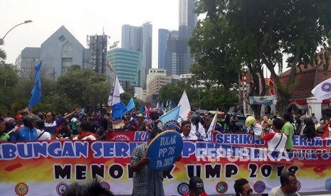 Gabungan buruh se-Jawa Timur melakukan aksi di depan Gedung Negara Grahadi, Jalan Gubernur Suryo, Surabaya, Selasa (31/10). Dalam orasinya, massa aksi menolak penetapan UMP Jatim 2018.