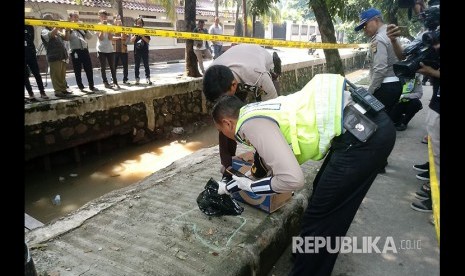 Gabungan Korlantas, Ditlantas Polda Metro Jaya, dan Polres Jakarta Selatan melakukan oleh TKP di lokasi terjadinya kecelakaan tunggal tersangka korupsi KTP-el Setya Novanto, di Jalan Permata Hijau, Kebayoran Lama, Jakarta Selatan, Jumat (17/11).