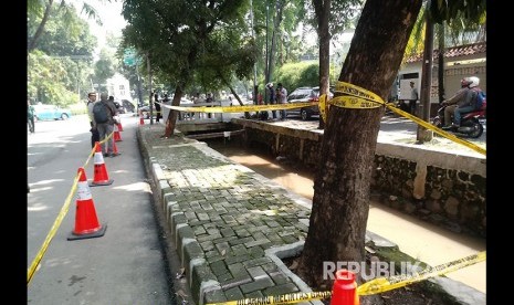 Gabungan Korlantas, Ditlantas Polda Metro Jaya, dan Polres Jakarta Selatan melakukan oleh TKP di lokasi terjadinya kecelakaan tunggal tersangka korupsi KTP-el Setya Novanto, di Jalan Permata Hijau, Kebayoran Lama, Jakarta Selatan, Jumat (17/11).