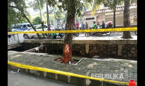 Gabungan Korlantas, Ditlantas Polda Metro Jaya, dan Polres Jakarta Selatan melakukan oleh TKP di lokasi terjadinya kecelakaan tunggal tersangka korupsi KTP-el Setya Novanto, di Jalan Permata Hijau, Kebayoran Lama, Jakarta Selatan, Jumat (17/11).