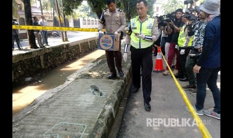 Gabungan Korlantas, Ditlantas Polda Metro Jaya, dan Polres Jakarta Selatan melakukan oleh TKP di lokasi terjadinya kecelakaan tunggal tersangka korupsi KTP-el Setya Novanto, di Jalan Permata Hijau, Kebayoran Lama, Jakarta Selatan, Jumat (17/11).