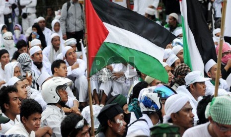   Gabungan sejumlah Ormas Islam berunjuk rasa mengecam kekerasan Israel terhadap warga Gaza di depan Kedubes Amerika Serikat, Jakarta, Jum'at (23/11). (Republika/Aditya Pradana Putra)