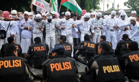   Gabungan sejumlah Ormas Islam berunjuk rasa mengecam kekerasan Israel terhadap warga Gaza di depan Kedubes Amerika Serikat, Jakarta, Jum'at (23/11). (Republika/Aditya Pradana Putra)