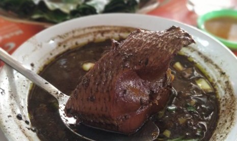 Gabus pucung dari Rumah Makan Khas Betawi H Syamsuddin Combo di ujung Harapan Indah, Bekasi Utara, Bekasi. 