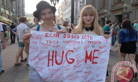 Gadis di Rusia memegang poster bertuliskan Free Hug Me