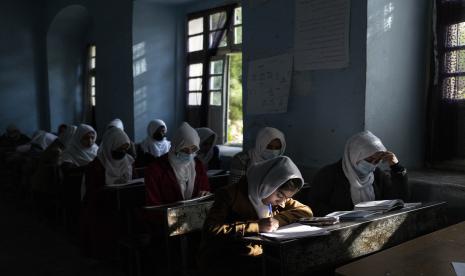  Gadis-gadis Afghanistan berpartisipasi dalam pelajaran di Sekolah Menengah Wanita Tajrobawai di Herat, Afghanistan pada 25 November 2021. 