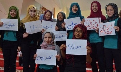 Gadis-gadis kota Cardiff belajar menulis Arab di Masjid Darul Isra.  