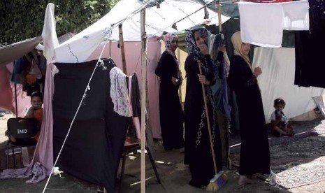 Gadis-gadis Palestina berdiri di tenda pengungsian di dekat Rumah Sakit Al Shifa, Gaza, Rabu (6/8). 