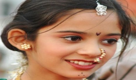 Gadis kecil berkostum tradisional India