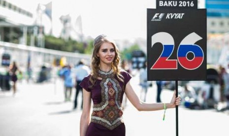 Gadis payung di ajang balapan Formula 1.