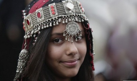 Gadis Yaman mengenakan kostum tradisional untuk festival khusus anak-anak menyambut Ramadhan di kota Sanaa, Yaman pada 8 Juli lalu.