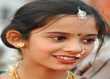 Gadis kecil berkostum tradisional India