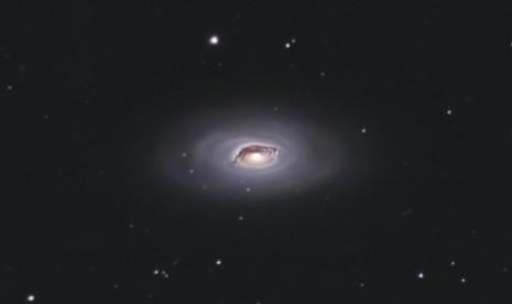 Galaksi Mata Hitam yang juga disebut Messier 64, M64, atau NGC 4826 ditemukan oleh Edward Pigott.