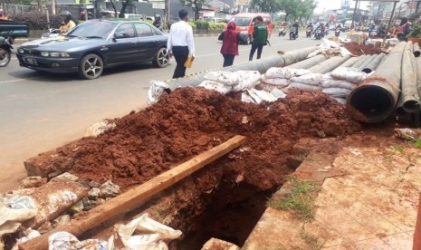 Galian Pipa PDAM Depok di Jalan Margonda.