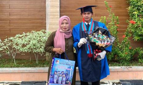 Galih Nakula Putra, wisudawan peraih predikat cum laude, berhasil mencuri perhatian sebagai sosok wisudawan inspiratif. Aktif berorganisasi dan aktif dalam kegiatan sosial selama perkuliahan, Galih juga berhasil membuktikan bahwa kerja sambil kuliah bukanlah penghalang untuk menjadi seorang wisudawan. 