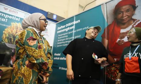 Galuh Larasati, sebagai tim Kompetisi DISH Indonesia (kiri), chef Ragil (kedua kiri), Luci Ismail sebagai Ketua Bidang Kemitraan dan Program Yayasan WAIBI.